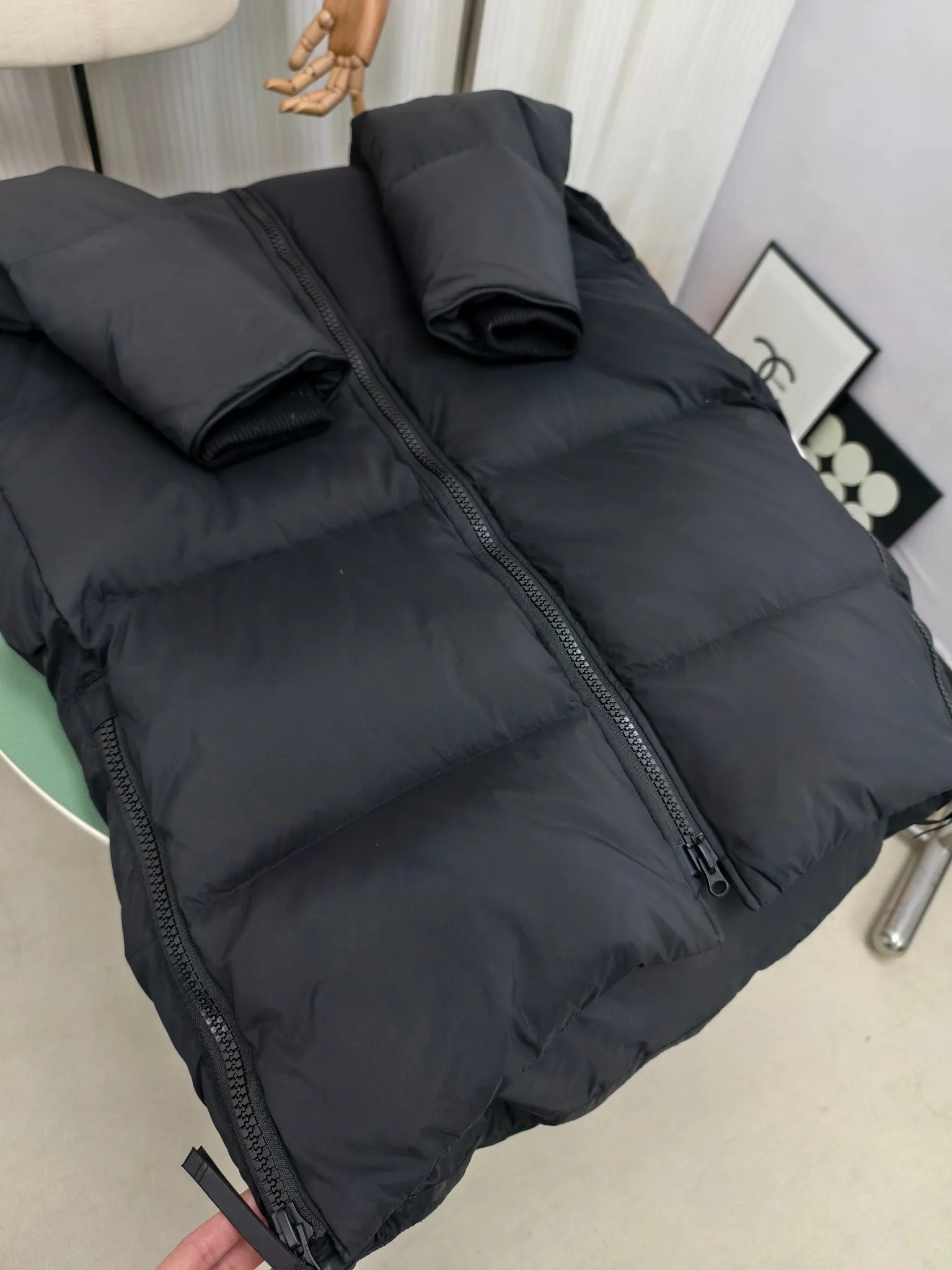 P1040————2800M (same style for men and women) Canada goose Lawrence long down jacket The Lawrence long down jacket provides basic protection for daily adventures and is made of sustainable Enduraluxe fabric with a practical soft touch. It has a quilted body and adjustable hood. Filled with extremely fluffy duck down. The adjustable down-filled connected hood and chin-protecting suede knitted stand-up collar are soft and extra-comfortable. Tapered rib-knit cuffs improve comfort and seal in heat. There are two zippered side vents at the bottom of the jacket for increased range of motion and ventilation. It has a longer hem at the back for added protection and reflective double stripes on the back. Color: black with red label, black with black label, navy blue with red label Size: XS-2XL